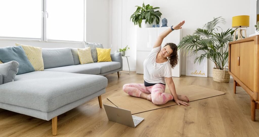 Frau macht Pilates zu Hause